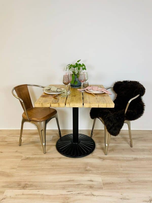 Cafébord af Genbrugstræ | 70x70 cm | Lakeret