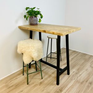 Barbord af Genbrugsplanker | Lakeret