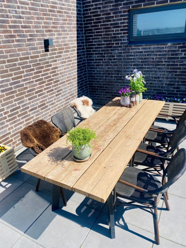 Havebord af Genbrugsplanker | Sort Stålstel | 140 cm