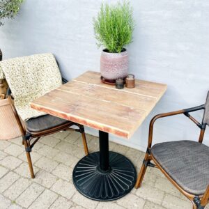 Cafébord af Genbrugstræ | 70x70 cm | Lakeret